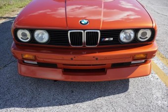 Meglepő színt kapott ez a klasszikus BMW M3