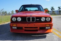 Meglepő színt kapott ez a klasszikus BMW M3 17