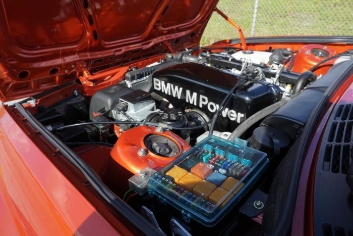 Meglepő színt kapott ez a klasszikus BMW M3 6