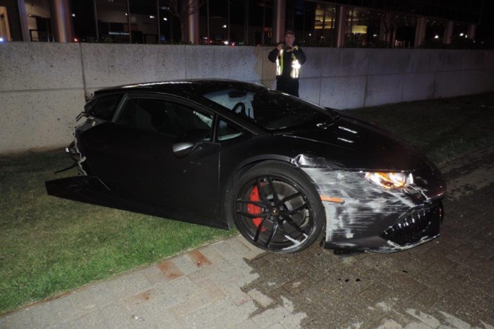 Lámpaoszlop szedte szét a Lamborghinit