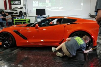 Ezért nem jó seprűvel a forgó kerék alá nyúlni