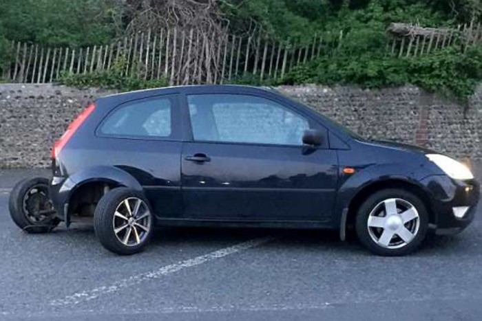 Kátyú kapta ki a futóművet a Ford Fiesta alól