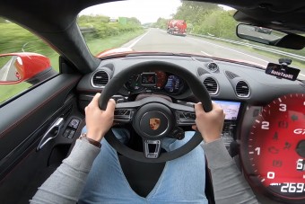 Nézd meg, ahogyan ez a 718 Cayman meghódítja a belső sávot