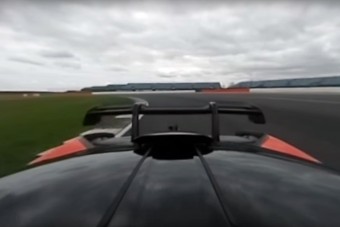 Körbenéznél Silverstone-ban a McLaren Senna tetejéről? Semmi akadálya!