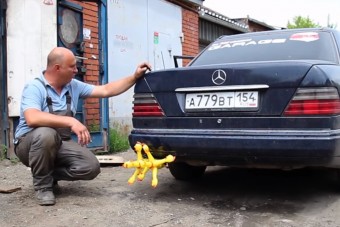 Hiánypótoló videó: ez történik, ha gumicsirkét tömnek a kipufogóba