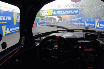 Ember és gép harca: profi pilóta az önvezető versenyautó ellen