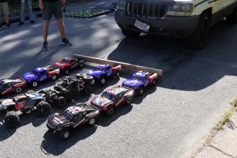 Távirányítós kisautók húztak el egy terepjárót