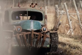 Igazi szörnyeteg ez a tankból épített lánctalpas platós