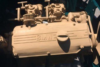 Papírból épített elképesztően részletes BMW-motort