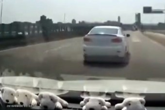 Trükkösen szívatta meg a bunkó autóst