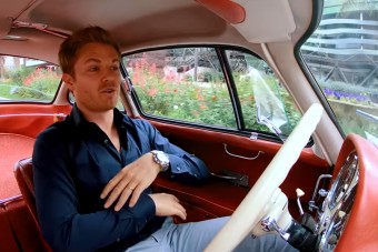 Így csapatja egy F1 világbajnok a drága, veterán sportkocsijával