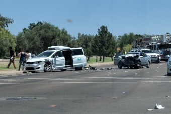 Félrekapta a kormányt és önvezető autóval ütközött egy autós