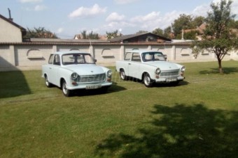 6 millióért árulnak két furcsa Trabantot