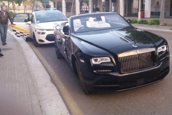 Luxusautóval tarolt le egy boltot a brit milliomos