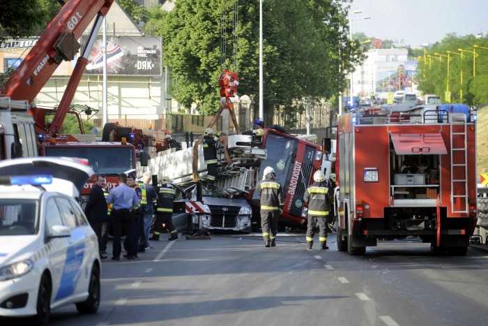 Halálos baleset a Budaörsi úton, tűzoltó borult autóra 1