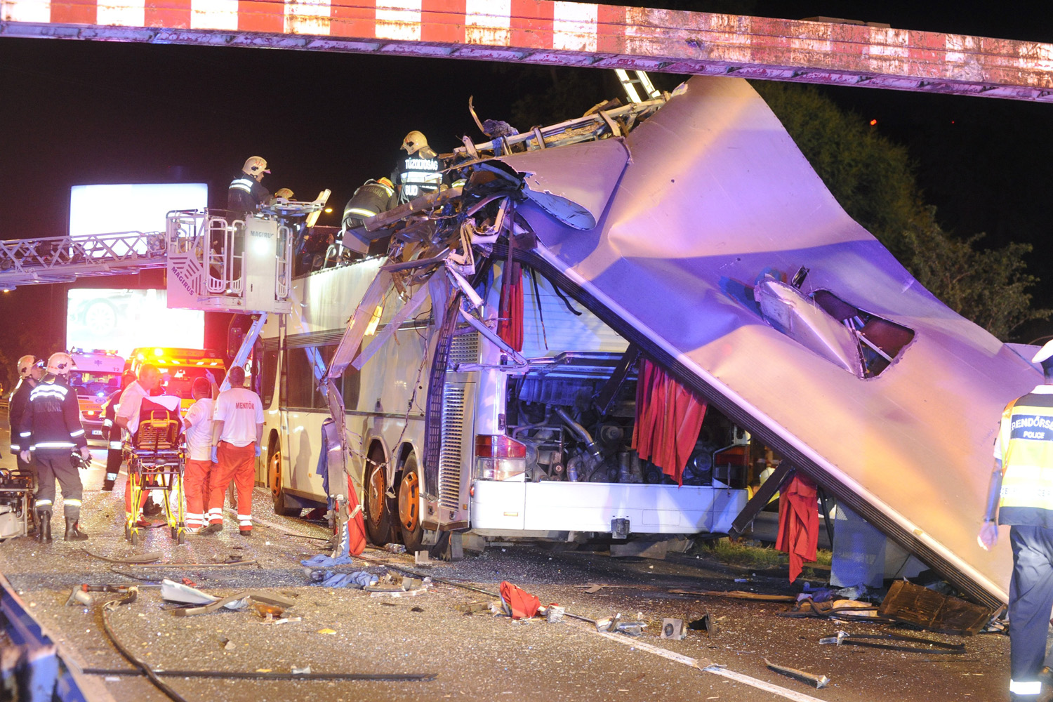 Megrázó képek a súlyos pesti buszbalesetről 5