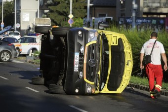 Fotókon a Budán felborult mentőautó