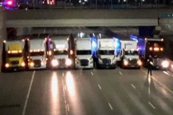 Kamionok akadályozták meg az öngyilkosságot