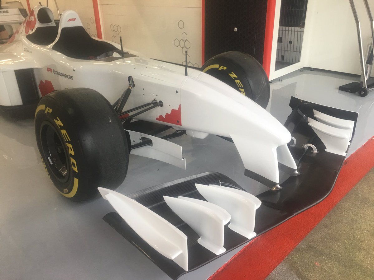 F1: Bizarr szárnyak Baumgartner új kocsiján 1 | Vezess F1: Bizarr szárnyak Baumgartner új kocsiján 1