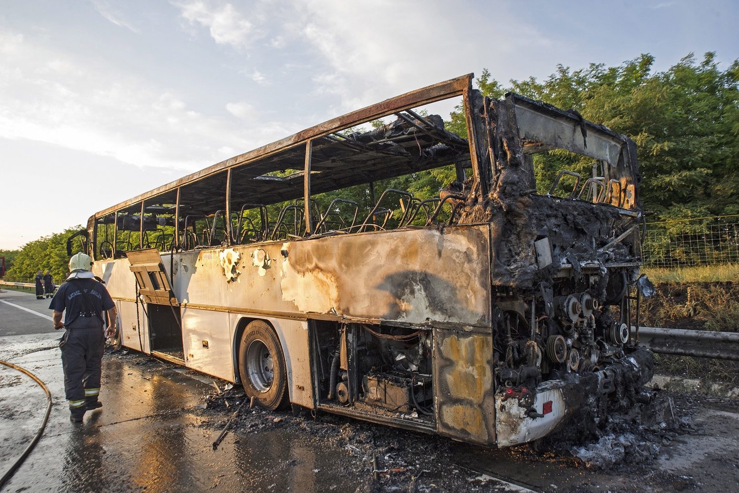 Iskolásokat szállító busz gyulladt ki az M0-son 4