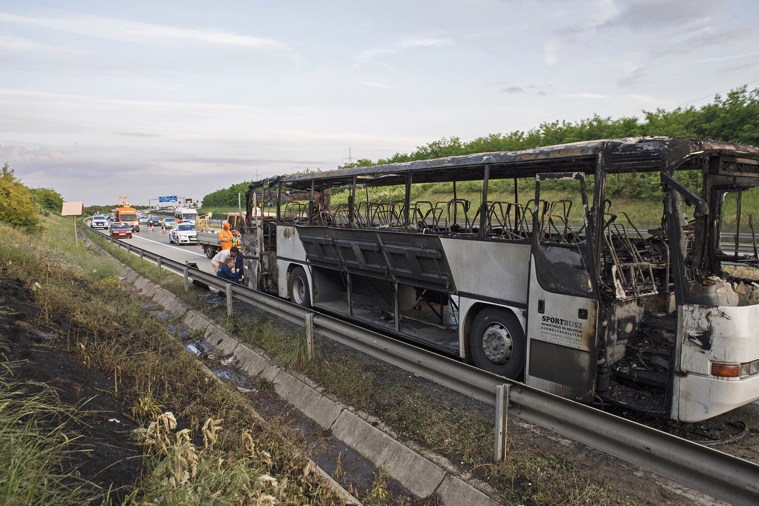 Iskolásokat szállító busz gyulladt ki az M0-son 7