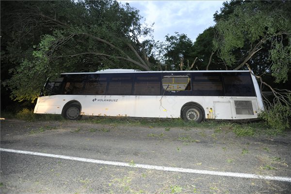 Fának rohant egy busz Zsámbéknál, 11 sérült 2