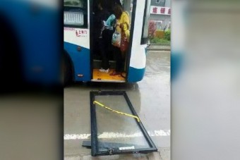 Felülnél a buszra, aminek leesik a hátsó ajtaja?