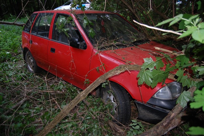 Buszozás helyett elloptak két Suzukit és összetörték