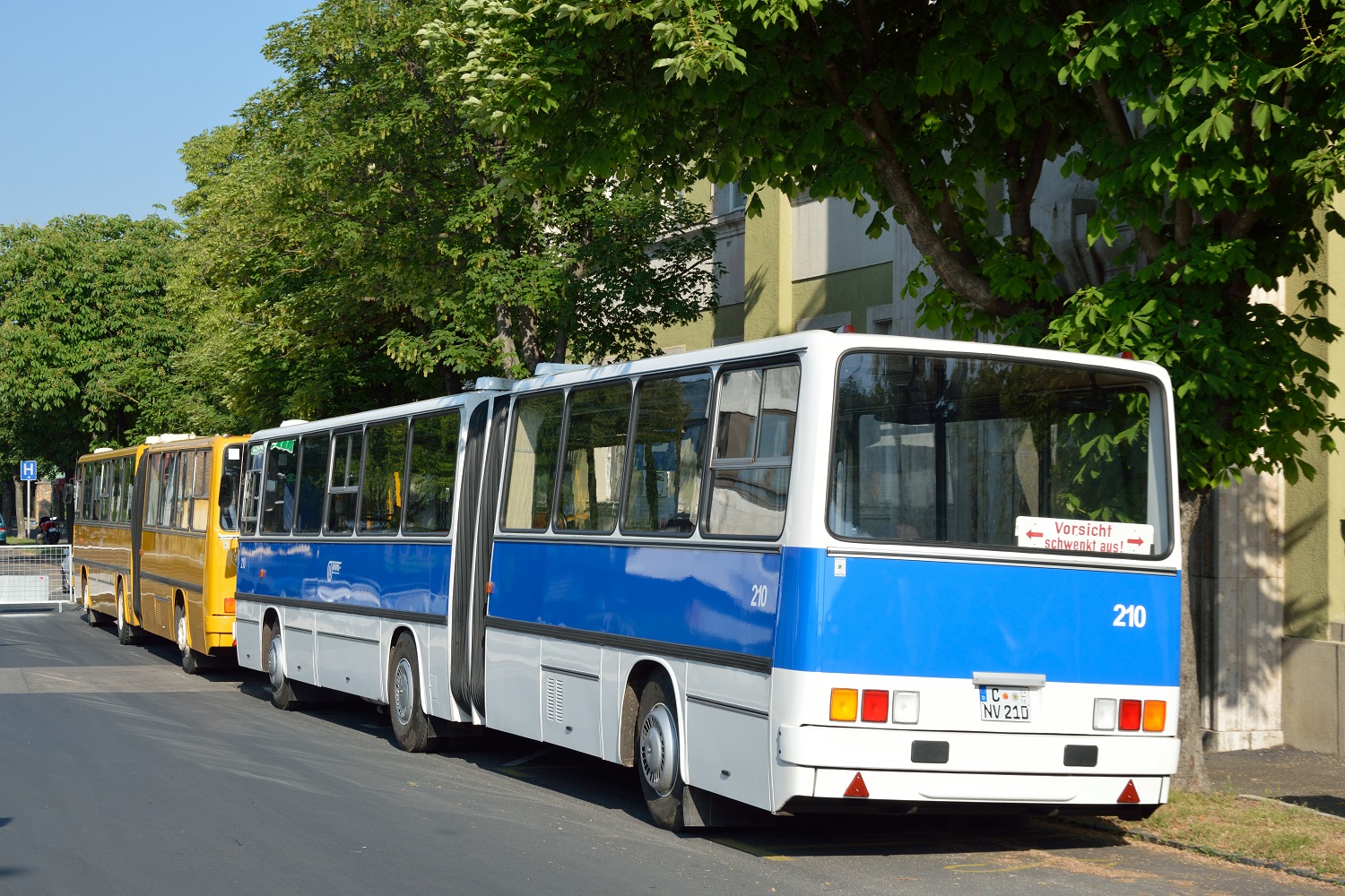 Nagyon sokan voltak kíváncsiak a ritka Ikarusokra 23