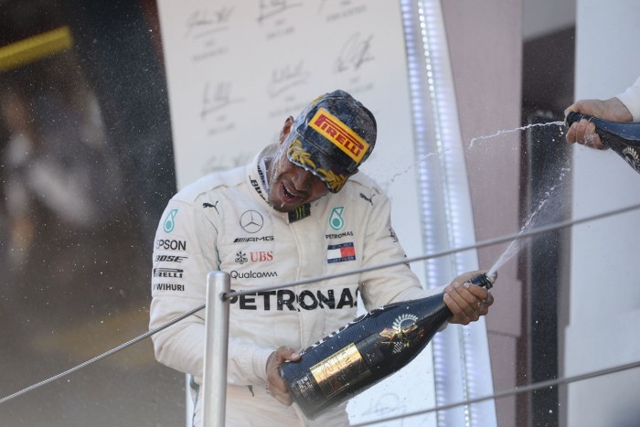 F1: Hamilton lazán nyert, a Ferrari eldobta a dobogót 1 | Vezess F1: Hamilton lazán nyert, a Ferrari eldobta a dobogót 1