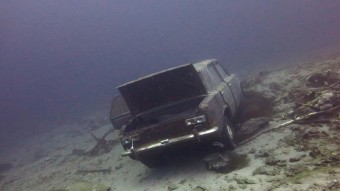 92 autó került elő a világ legmélyebb tavából, néhány utasokkal együtt