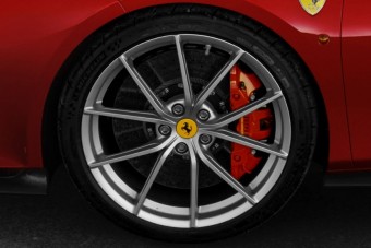 Luxusautókat hívnak vissza banális hibák miatt