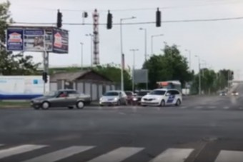 Autós üldözés Kecskeméten, videón a menekülő BMW-s