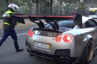 Az 1850 lóerős Nissan GT-R már a sokat látott monacói rendőröknél is kiverte a biztosítékot