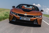 Ponyvakötésben még vonzóbb a BMW i8 2