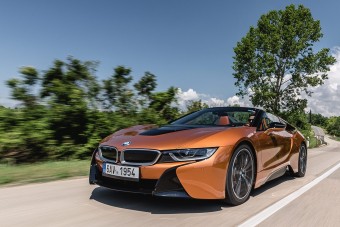 Ponyvakötésben még vonzóbb a BMW i8