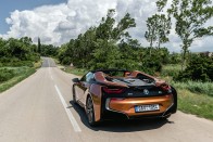 Ponyvakötésben még vonzóbb a BMW i8 47