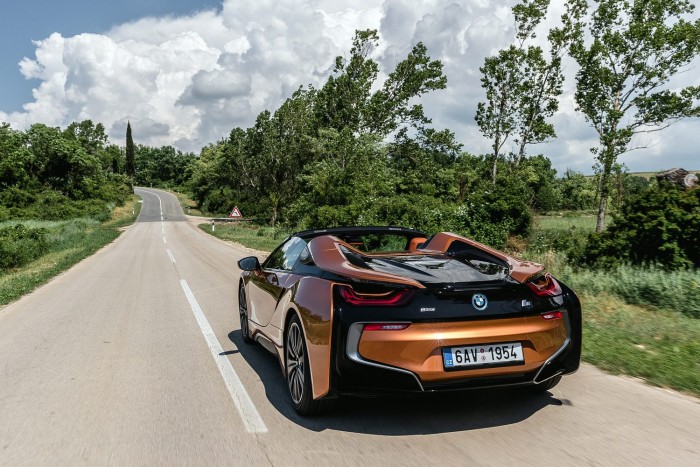Ponyvakötésben még vonzóbb a BMW i8 8
