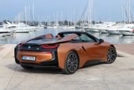 Ponyvakötésben még vonzóbb a BMW i8 50