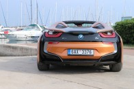 Ponyvakötésben még vonzóbb a BMW i8 51