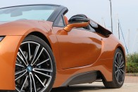 Ponyvakötésben még vonzóbb a BMW i8 55