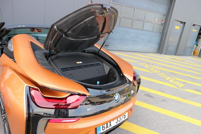 Ponyvakötésben még vonzóbb a BMW i8 11