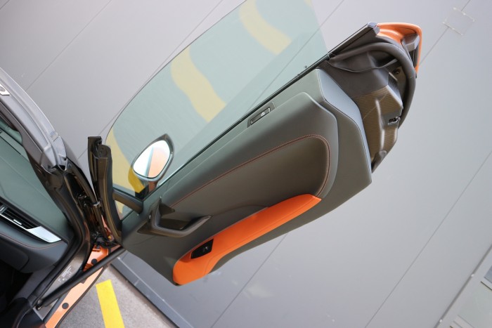 Ponyvakötésben még vonzóbb a BMW i8 13