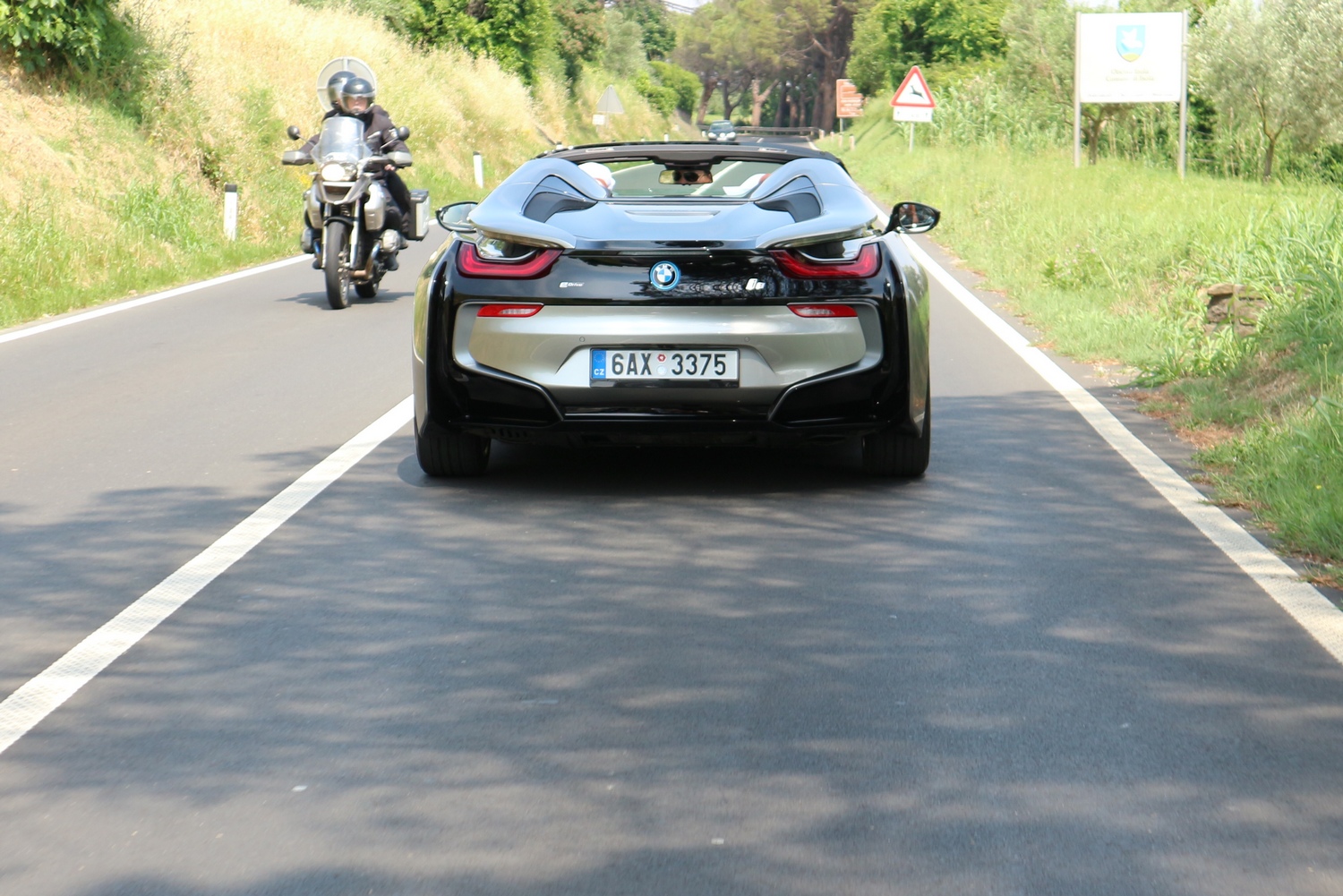 Ponyvakötésben még vonzóbb a BMW i8 44