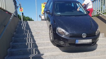 Fotón az autó, amivel behajtottak egy gyalogos aluljáróba a Petőfi hídnál