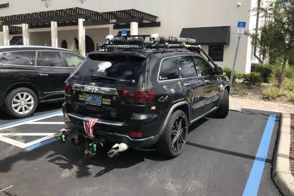 Ilyen terepjáróval járna az ördög földi helytartója? 2