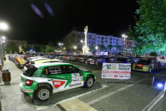 A hófehér A4-es laptól a főtéren felállított parc ferméig 2