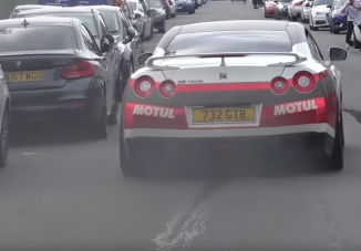 Amikor egy Nissan GT-R gumicsík helyett ilyen nyomot hagy, az baj