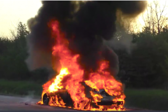 Hiába oltották többen, az út mellett égett porrá a 6-os BMW