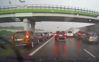 Életveszélyes hülyeség vagy okos döntés ezt csinálni jégesőben, autópályán?